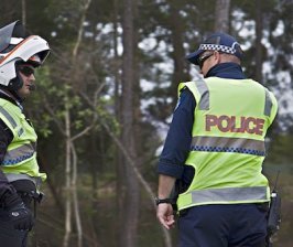 Un policier violent est jugé et condamné